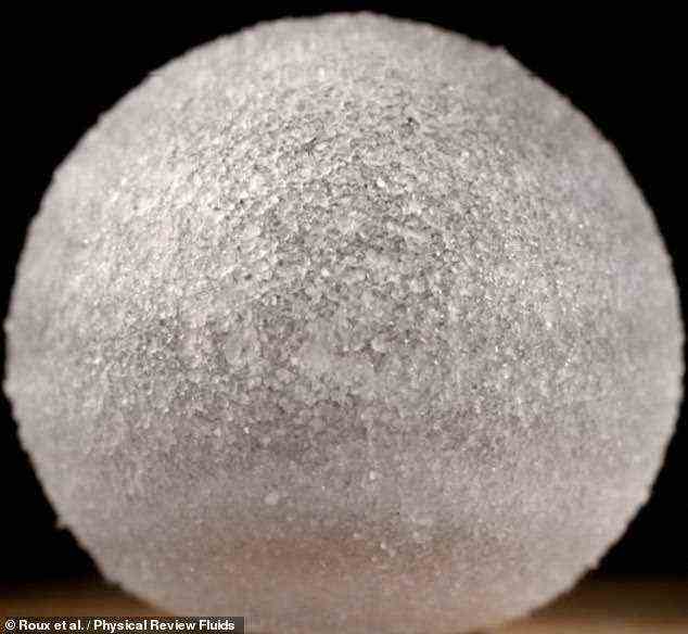 Hier ist eine für das Guinness-Buch der Rekorde – Forscher der Universität Lille haben die am längsten haltbare Blase der Welt (im Bild) geschaffen, die ihre Form 465 Tage lang behielt