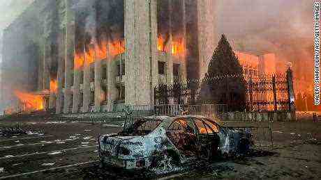 Ein verbranntes Auto wird am 5. Januar vom Büro des Bürgermeisters in Almaty, Kasachstan, in Brand geraten. 
