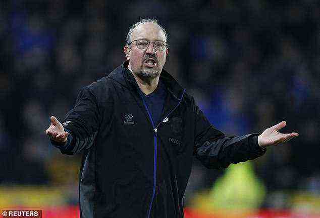 Everton-Chef Rafa Benitez hat verärgerte Fans aufgefordert, sich hinter die Spieler zu stellen