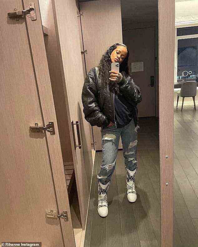 Verabredungsabend: Rihanna zog ihren Schmollmund hoch und machte am Sonntagabend ein paar Selfies, bevor sie sich mit ihrem Freund A$AP Rocky auf den Weg zum Verabredungsabend machte