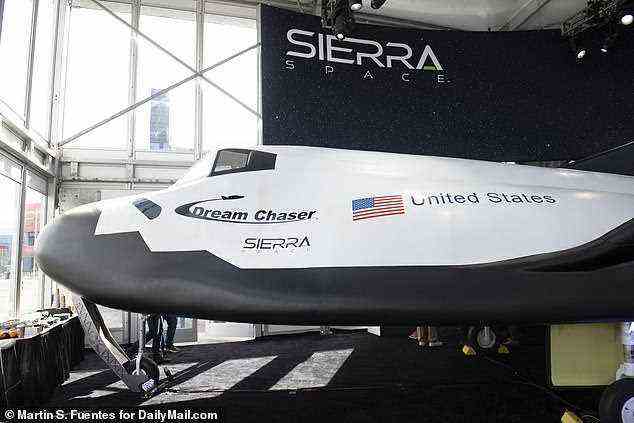 Sierra Space präsentiert auf der CES 2022 eine lebensgroße Nachbildung seines Raumflugzeugs Dream Chaser, das eines Tages Menschen und Fracht in eine niedrige Erdumlaufbahn bringen wird