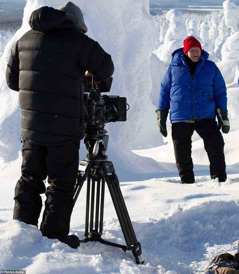 Sir David Attenborough und die The Green Planet-Crew von BBC One filmten kurz vor dem Ausbruch der Pandemie eine Episode des Programms in der finnischen Arktis, in der Sir David Wärmflaschen, Heizdecken und den Pinguintanz benutzte, um sich warm zu halten