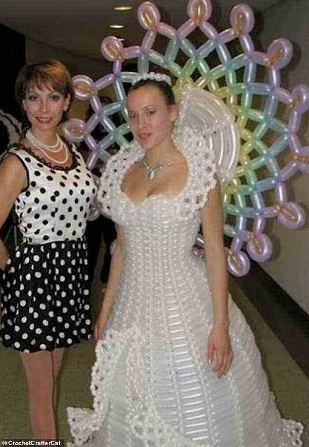 Eine Braut mit einem außergewöhnlich seltsamen Geschmack in der Brautmode entschied sich dafür, ihr Kleid komplett aus Luftballons zu machen.  Es ist sehr beeindruckend, wie quietschend es auch sein mag