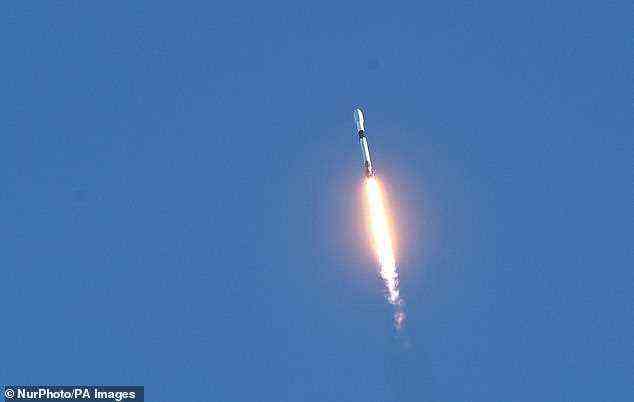 Von der Canaveral National Seashore aus gesehen, fliegt eine SpaceX Falcon 9-Rakete himmelwärts, nachdem sie am 6. Januar in Cape Canaveral, Florida, von der Startrampe 39A im Kennedy Space Center gestartet wurde.  Die Rakete trägt 49 Starlink-Internetsatelliten