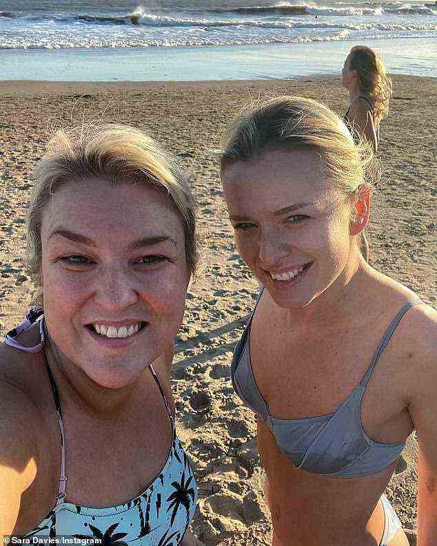 Spaß in der kühlen Sonne Nadiya Bchykova von Strictly begeistert in einem knappen Bikini, als sie sich am Donnerstag mit der im Badeanzug gekleideten Sara Davies am Strand von Tynemouth traf
