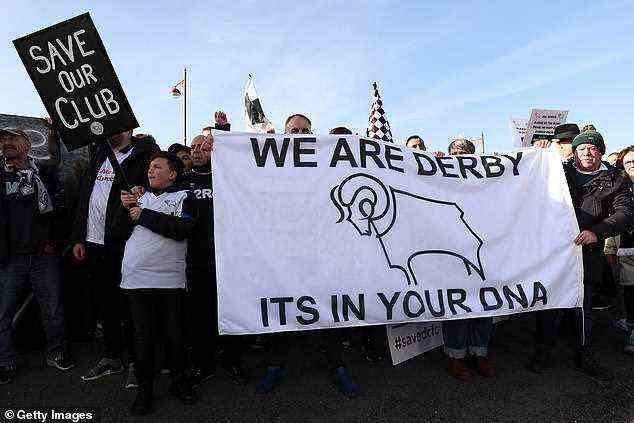 Tausende Fans von Derby County marschierten am Sonntagnachmittag vor dem Meisterschaftsspiel gegen Birmingham in den Pride Park