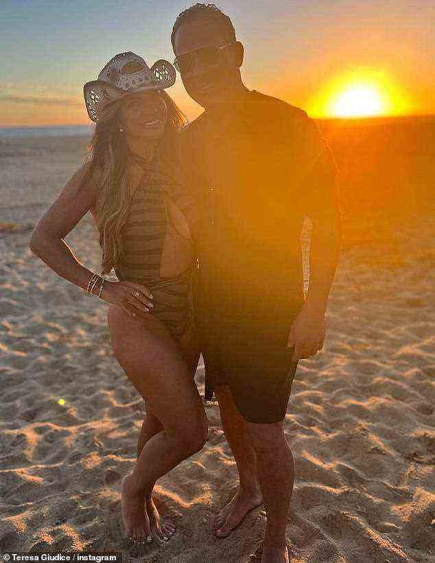 Die werdende Braut: Teresa Giudice kuschelte sich diesen Dienstag in einem knisternden Instagram-Post aus Los Cabos mit ihrem Verlobten Luis 'Louie' Ruelas zusammen