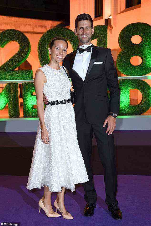 Novak Djokovic mit seiner Frau Jelena.  Serbische Beamte sagten, er habe einen speziellen Diplomatenpass, der garantieren sollte, dass er von australischen Grenzbeamten „angemessen“ behandelt werde