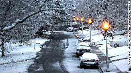Im Overton Park in Memphis, Tennessee, fiel über Nacht von Samstag bis Sonntagmorgen Schnee.