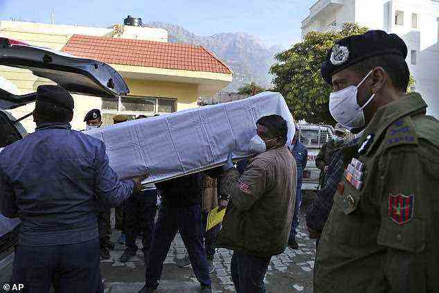 Gesundheitspersonal trägt den Sarg eines der 12 Opfer, die bei einem Ansturm am Mata Vaishnav Devi-Schrein in Kaschmir in einem Krankenhaus in Katra, Indien, gestorben sind