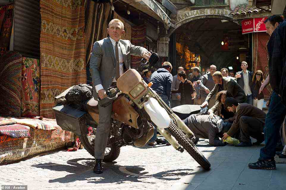Abgebildet ist Craig als Bond im Großen Basar.  Die Eröffnungsszene sieht ihn in eine dramatische Verfolgungsjagd mit dem Motorrad verwickelt
