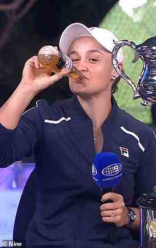 Ash Barty genießt nach ihrem Sieg bei den Australian Open ein Bier