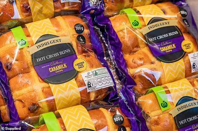 In Zusammenarbeit mit Cadbury werden die köstlichen Hot Cross Buns von Woolworths mit Caramilk-Schokoladenstückchen hergestellt und kosten nur 4,50 $ für eine Viererpackung