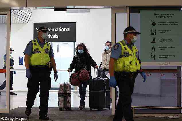 Zurückkehrende internationale Studenten haben bis Freitag Mitternacht Zeit, um in den Staat einzureisen (abgebildete Ankünfte aus Übersee am Flughafen Perth).