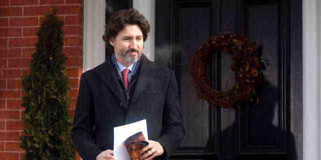 Der kanadische Premierminister Justin Trudeau geht am Dienstag, den 19. Januar 2021, in Ottawa, Ontario, zu einer Pressekonferenz vom Rideau Cottage zum Podium.  (Adrian Wyld/The Canadian Press über AP)