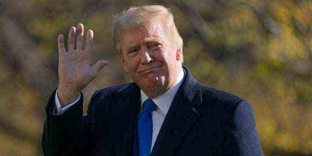Der frühere Präsident Donald Trump geht am Sonntag, den 29. November 2020, auf dem South Lawn des Weißen Hauses in Washington spazieren, nachdem er Marine One verlassen hat.  (AP Foto/Patrick Semansky)