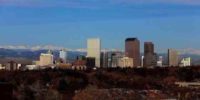 Die Skyline der Innenstadt von Denver, fotografiert vom Dach des Jacquard Hotels in Denver, Colorado, am 15. November 2018.  