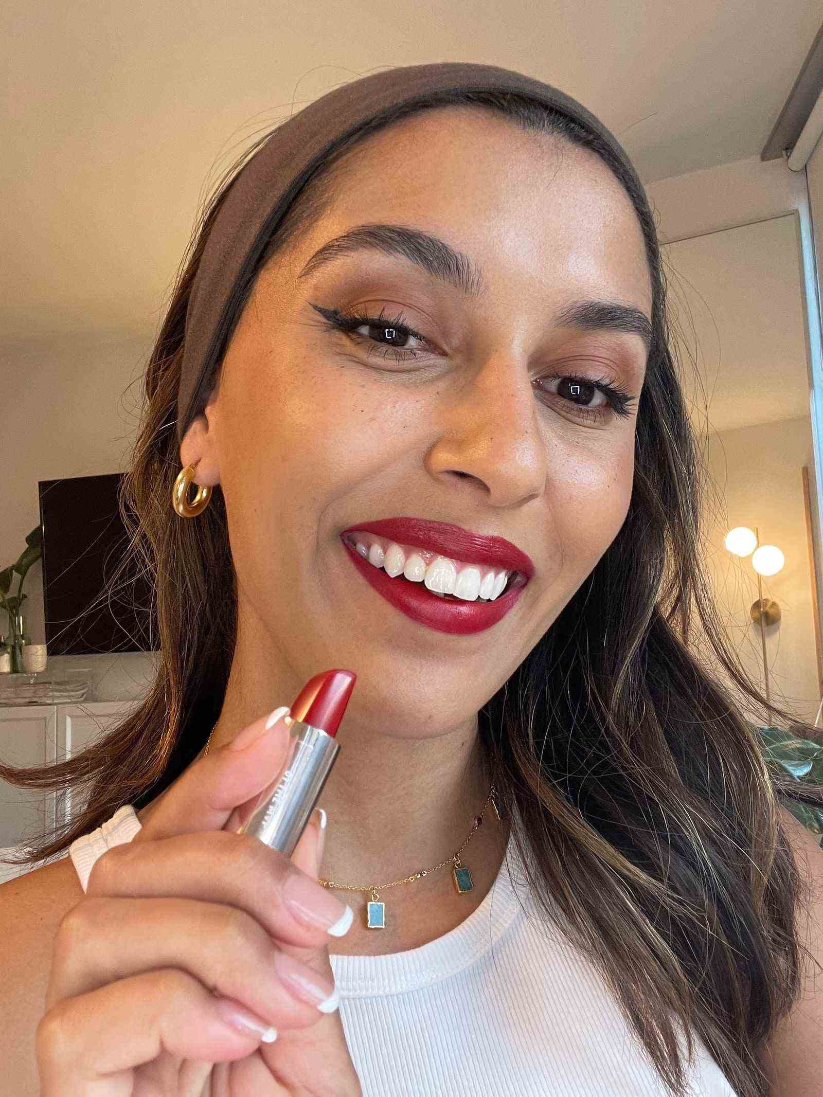 Allure-Redakteurin Talia Gutierrez macht ein Selfie mit Fenty Beauty Fenty Icon Refillable Lipsticks.