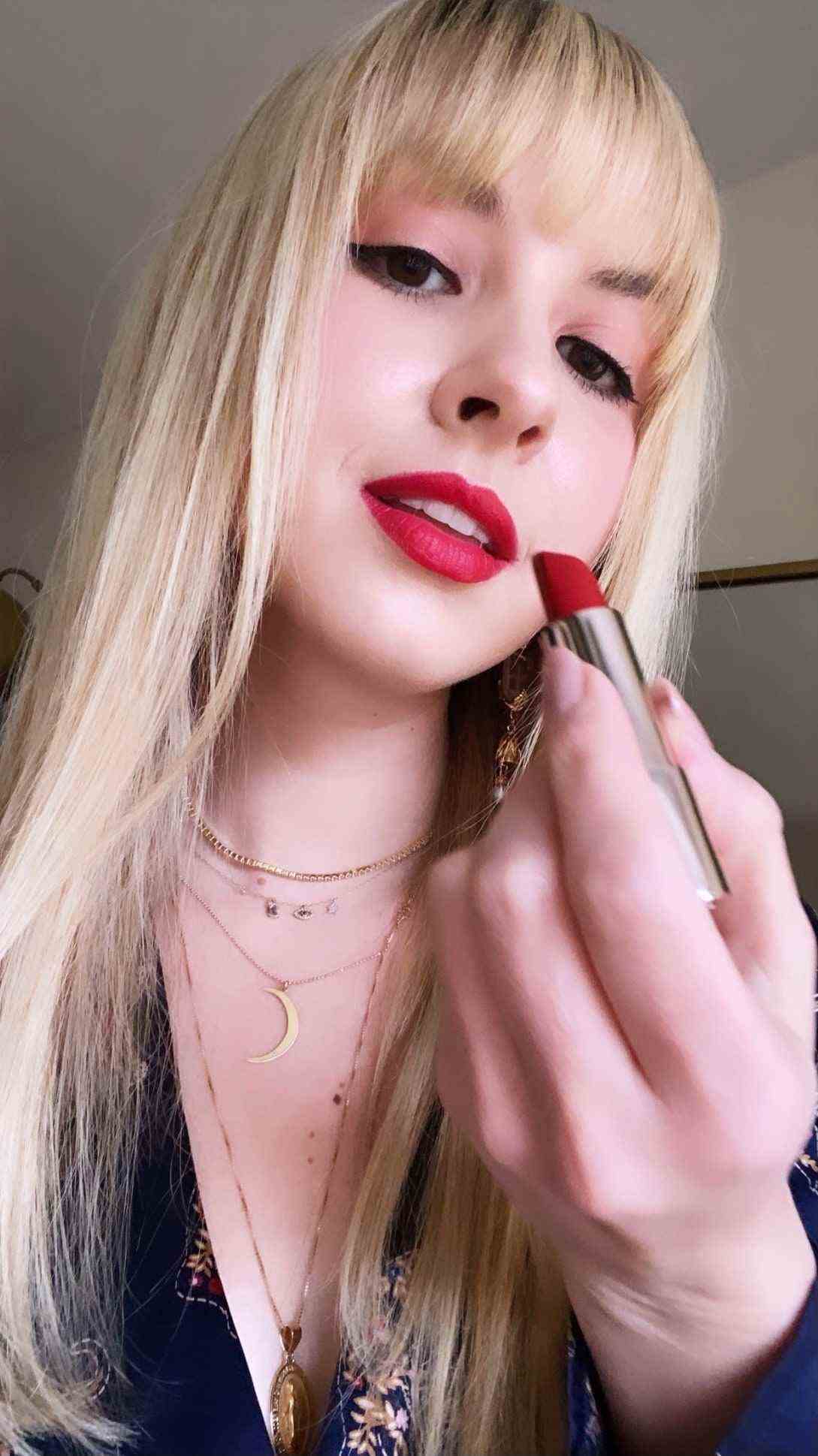 Allure-Redakteurin Paige Stables macht ein Selfie mit Fenty Beauty Fenty Icon Refillable Lipsticks.
