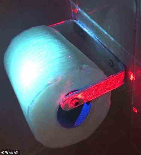 Die Forscher verwendeten UV-Flüssigkeit und Keimpulver, um die Sauberkeit im Grand Bustin Hotel zu beurteilen