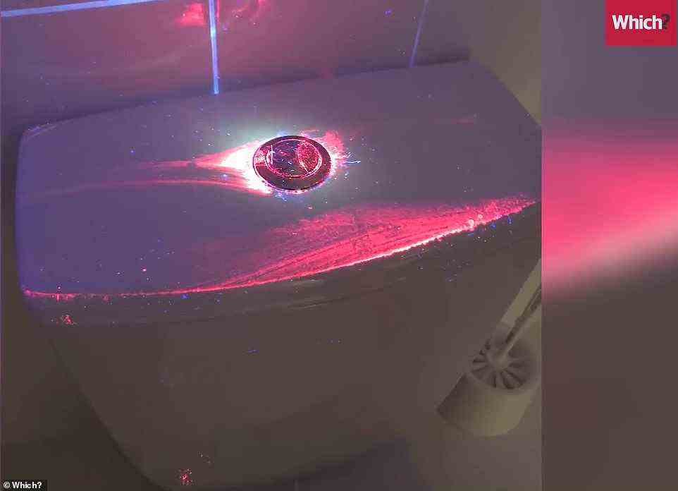 Waschbare Substanzen sind mit bloßem Auge unsichtbar, leuchten aber unter ultraviolettem Licht rot.  Dieses Bild stammt aus der Untersuchung von 2020 im Grand Burstin Hotel