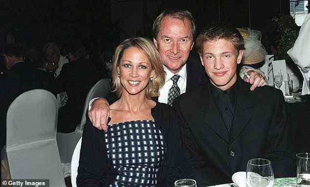 Familie: Er hinterlässt Frau Gaynor Martin und ihre drei Kinder Tim (37), Samantha (35) und Kara (35). Abgebildet mit seiner Frau und seinem Sohn im Jahr 1998