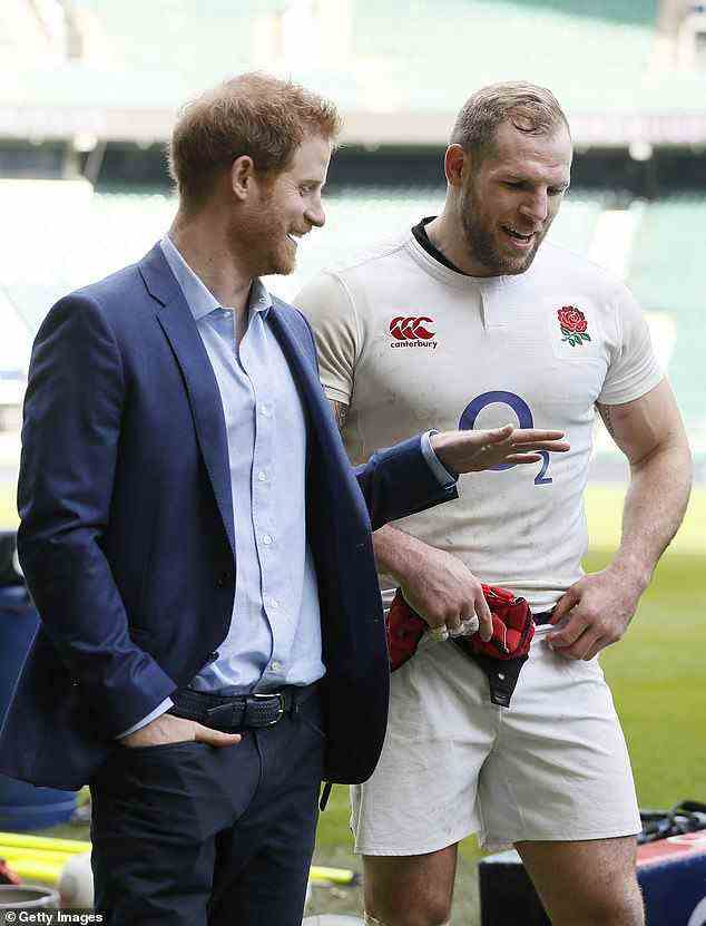 Die Patronate wurden zuvor von Prinz Harry, 36, gehalten, bevor ihm die Rollen von der Königin entzogen wurden, nachdem im Februar 2021 bestätigt wurde, dass er und Meghan Markle als arbeitende Royals zurücktreten würden (im Bild im Gespräch mit dem englischen Rugbyspieler James Haskell im Jahr 2018). )