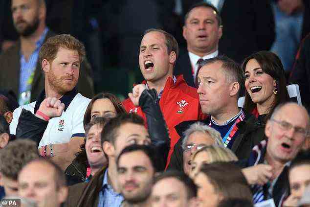 Kate Middleton mit William in einem Wales-Sweatshirt und Harry in einem England-Top bei der Rugby-Weltmeisterschaft 2015