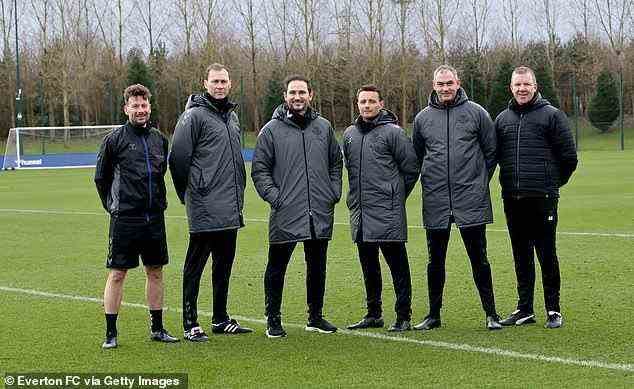 Cole wird wahrscheinlich den Trainerstab von Everton vervollständigen, zu dem (von links) Chris Jones, Duncan Ferguson, Frank Lampard, Joe Edwards Paul Clement und Alan Kelly gehören