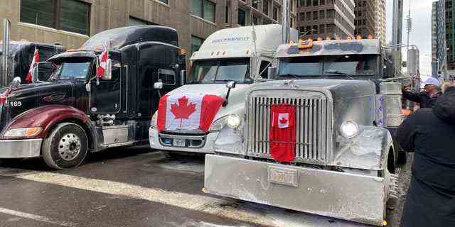 Lastwagen blockieren den Verkehr in der Nähe von Parliament Hill in Ottawa, Kanada, um gegen die COVID-19-Impfstoffmandate zu protestieren. 
