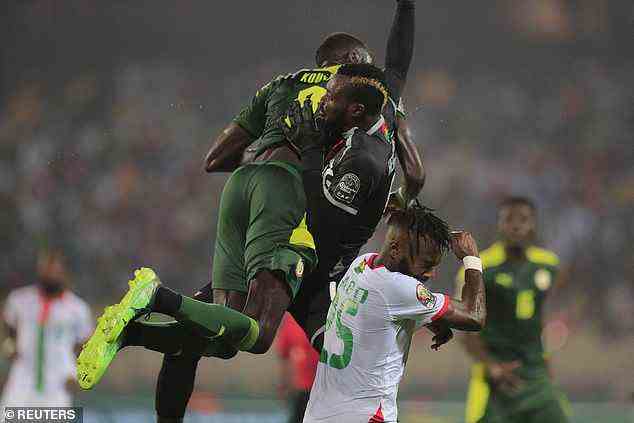 Burkina Fasos Torhüter Herve Koffi (Mitte) stieß im Strafraum mit dem senegalesischen Mittelfeldspieler Cheikhou Kouyate (links) zusammen