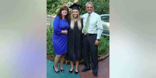 Jessica mit ihren Eltern beim Abschluss. 
