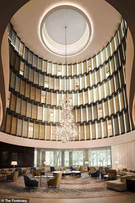 Fionas Ehemann, Architekt, war „sofort“ von der Gestaltung des The Fontenay begeistert.  Abgebildet ist die spektakuläre Atrium Lounge des Hotels