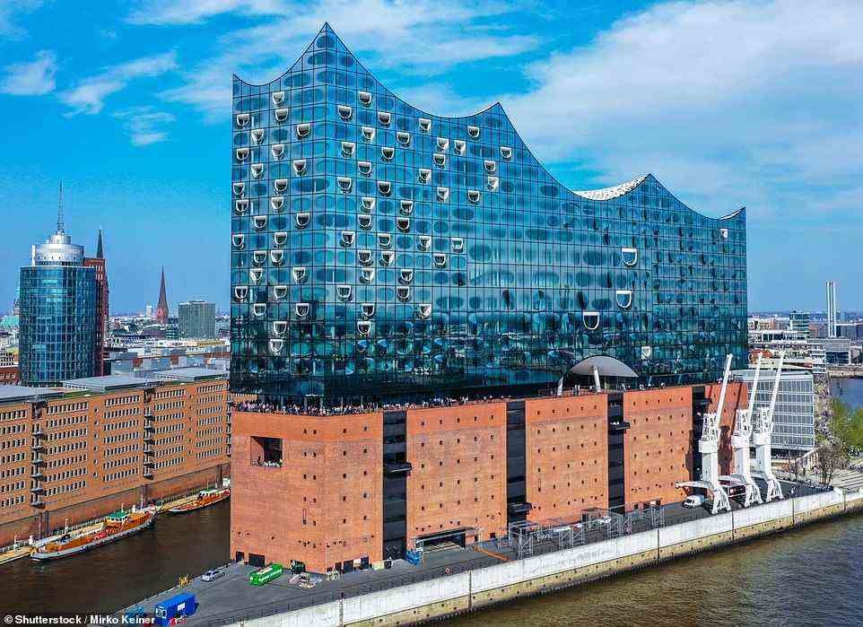 Die Elbphilharmonie, Hamburgs neu gestaltetes Konzerthaus, „ein außergewöhnliches Kunststück aus Glas und Backstein, das wie ein postmodernes blaues Petersschiff in den Hafen ragt“