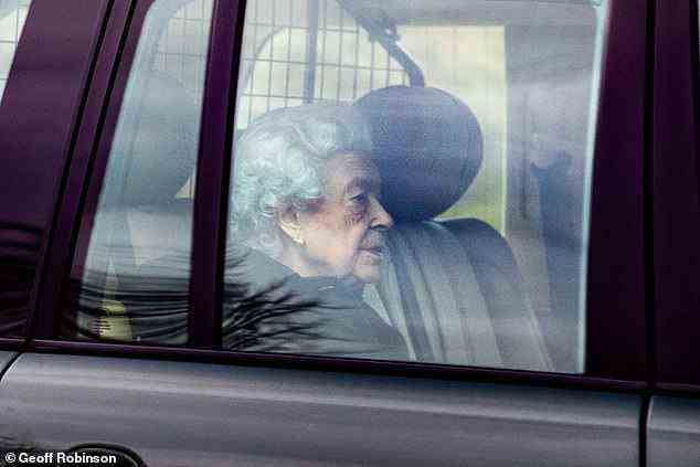Als sie heute Mittag zur Wood Farm zurückkehrte, reiste die Monarchin auf dem Rücksitz ihres Autos und nahm ihr Kopftuch und ihre Brille ab