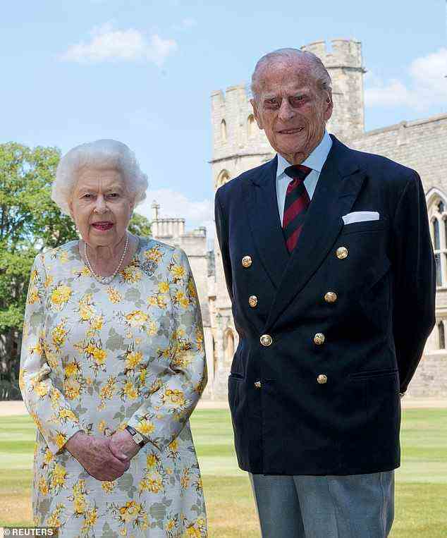 Der Monarch verbringt die festliche Zeit normalerweise in Sandringham, ist aber seit Herbst als Vorsichtsmaßnahme für Covid auf Schloss Windsor geblieben und hat mit Prinz Charles, der Herzogin von Cornwall, Prinz Edward und der Gräfin von Wessex gedämpfte Weihnachtsfeiern abgehalten.  Sie ist letztes Jahr mit Prinz Philip abgebildet