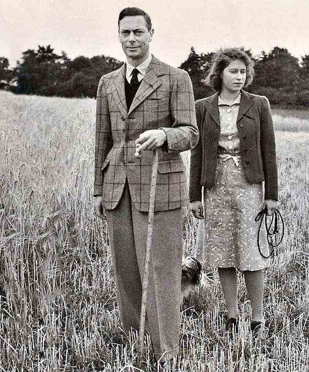 Bei Besuchen in Sandringham radelten die jungen Prinzessinnen Elizabeth und Margaret um das Anwesen herum und schlossen sich ihrer Mutter und ihrem Vater an, um die Ernte zu beaufsichtigen.  (Oben, Elizabeth mit ihrem Vater, George VI, in Sandringham im Jahr 1943)