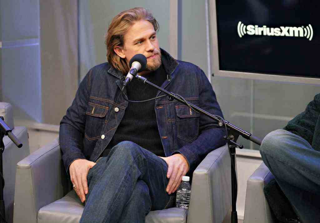 NEW YORK, NY – 13. JANUAR: Charlie Hunnam wird interviewt, während Andy Cohen sich mit der Besetzung von „The Gentlemen“ auf seinem SiriusXM Channel Radio AndyÊ in den SiriusXM Studios am 13. Januar 2020 in New York City zusammensetzt.  (Foto von Cindy Ord/Getty Images für SiriusXM)