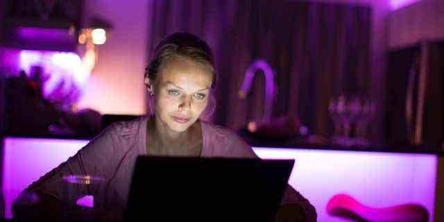 Frau benutzt Laptop spät in der Nacht.