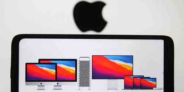 In dieser Abbildung sind Apple-Produkte auf dem Bildschirm eines Mobiltelefons zu sehen.  (Fotoillustration von Pavlo Gonchar/SOPA Images/LightRocket über Getty Images)