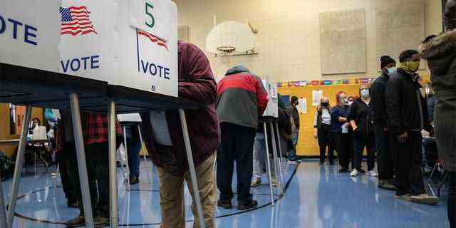 Die Wähler aus Michigan füllen ihre Stimmzettel am 3. November 2020 in einer Schulturnhalle in Lansing aus.