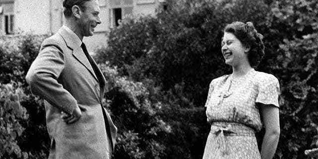 DATEI – Die britische Königin Elizabeth II., dann Prinzessin Elizabeth, rechts, reagiert mit ihrem Vater, König George VI., auf dem Gelände der Royal Lodge, Windsor, England, 20. August 1946. 