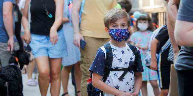 Ein Kind trägt am ersten Schultag in New York City inmitten der Coronavirus-Pandemie in Brooklyn, New York, am 13. September 2021 eine Gesichtsmaske.