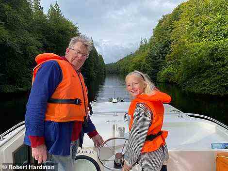 Alle an Bord: Robert und seine Tochter befahren den Kaledonischen Kanal an Bord der 'Magnifique'