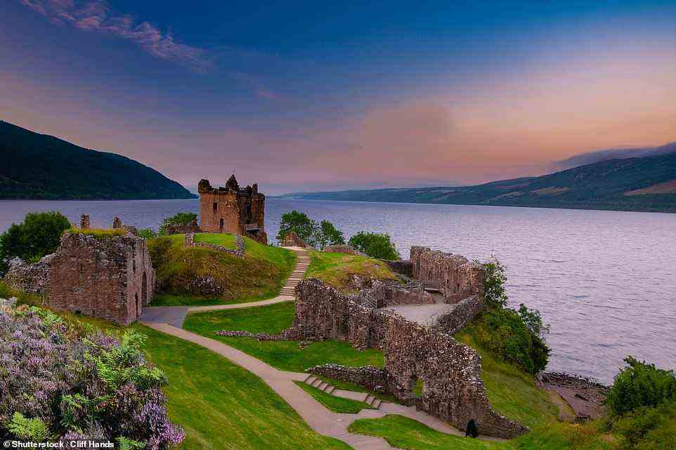 Urquhart Castle mit Blick auf Loch Ness.  „Dies ist Ihr klassisches schottisches Schloss, ein fabelhaftes Relikt aus Clankriegen und Plünderungen zwischen dem 13. und 17. Jahrhundert“, sagt Robert