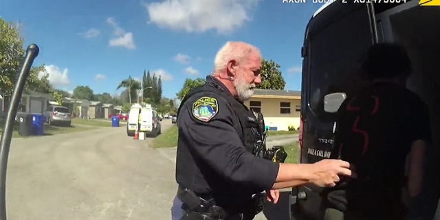 Ein YouTuber mit über 2 Millionen Followern versuchte es "Streich" Polizisten in Florida, indem sie einen gefälschten 911-Anruf anriefen, in der Hoffnung, dass die Beamten antworten würden "aggressiv," sondern bekam "höflich" und "Fachmann" Polizisten, so ein Polizeichef.