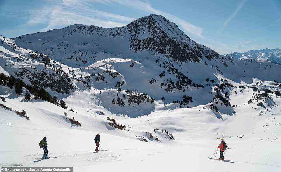 Skifahrer auf Baskenmütze.  Mark verrät, dass der Gipfel – einer von acht in der Gegend – „aufregend wild und schön“ ist.
