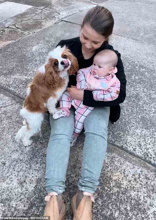 Liebenswert!  Im Bild Bindi, ihre Tochter Grace Warrior und ihr Hund Piggy im Juli 2021