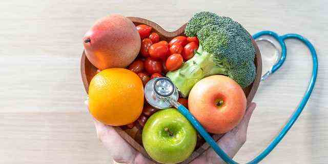 Um das Risiko von Herzerkrankungen zu senken, sollten wir uns alle gut ernähren und viel frisches Obst und Gemüse in unsere Ernährung aufnehmen.