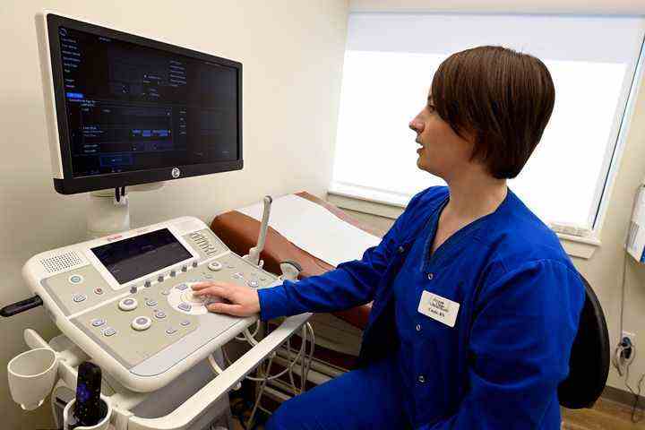 Schwester Cassie Owen demonstriert ein Ultraschallgerät im Portico Crisis Pregnancy Center. 